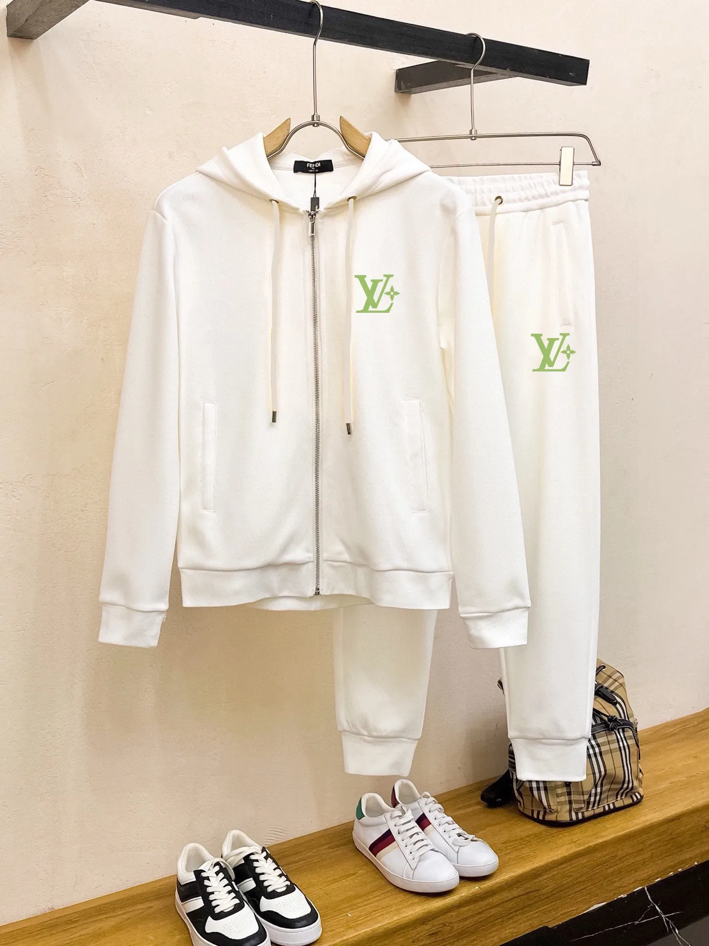 🅿️420 [LV Louis Vuitton] (Fat Man Gospel) hot-selling suit is coming. Focus on the original version of the official website. 2025 new hot-selling cardigan sweater suit. The original order is the best. 🇭🇰The meticulous work of top designers is dedicated to a fitting and perfect upper body effect. All-natural high-quality Roman cotton 100%, close-fitting comfort, noble and elegant! Original hardware embodies elegance and nobility! Counter size: M-5XL (maximum wear up to 220 pounds)